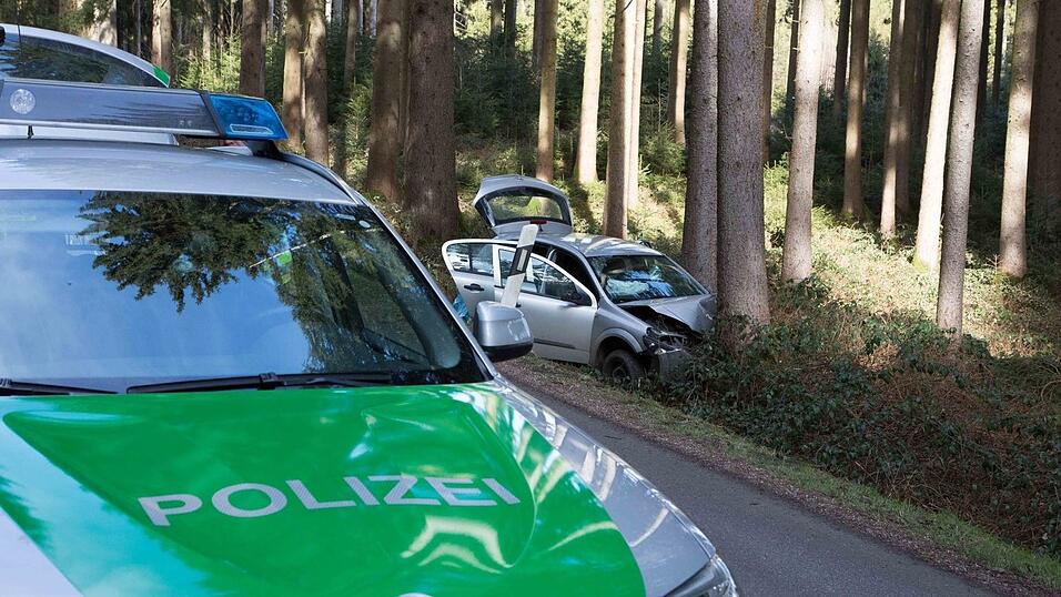 Ein 18-Jähriger hat erst seit drei Tagen seinen Führerschein und schon verursachte er bei Bodenkirchen einen schweren Unfall Ein 18-Jähriger hat erst seit drei Tagen seinen Führerschein und schon verursachte er bei Bodenkirchen einen schweren Unfall