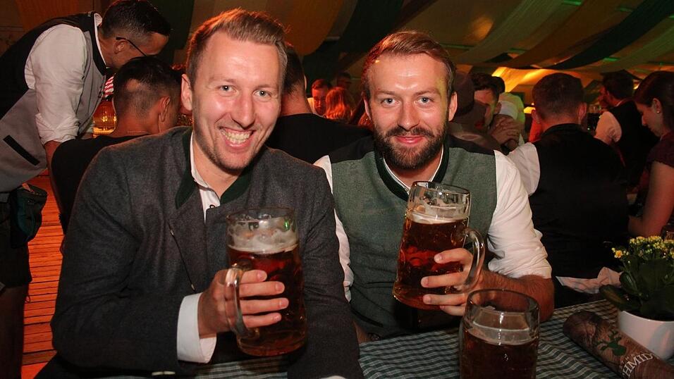Viele Landshuter feierten am Freitagabend auf der Bartlmädult. Viele Landshuter feierten am Freitagabend auf der Bartlmädult.