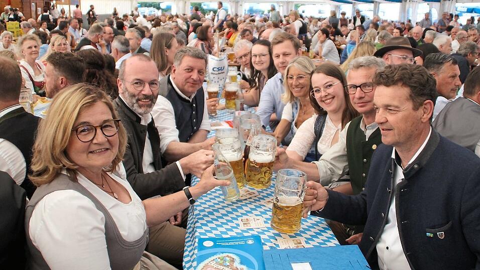 Die politische Prominenz am Biertisch im vollen Festzelt Gergweis. Die politische Prominenz am Biertisch im vollen Festzelt Gergweis.