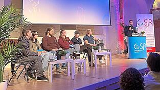 Vorsitzender Florian Lechner (rechts) leitete die Herbstvollversammlung des Stadtjugendrings. Mit ihm waren Vorstand Julian Buchta (von links), Stephanie Ziegler, Lorenz Bauer, Chiara Pillhöfer, Florian Zierer und Benedikt Reichel auf dem Podium des Salzstadels. Vorsitzender Florian Lechner (rechts) leitete die Herbstvollversammlung des Stadtjugendrings. Mit ihm waren Vorstand Julian Buchta (von links), Stephanie Ziegler, Lorenz Bauer, Chiara Pillhöfer, Florian Zierer und Benedikt Reichel auf dem Podium des Salzstadels.