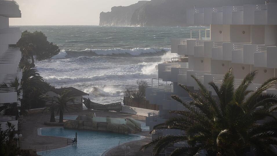 Nach dem Sturm k&ouml;nnen sich die Menschen auf Mallorca auf ein ruhigeres Wochenende mit Sonne freuen. N&auml;chste Woche soll es wieder regnen. (Archivbild)
