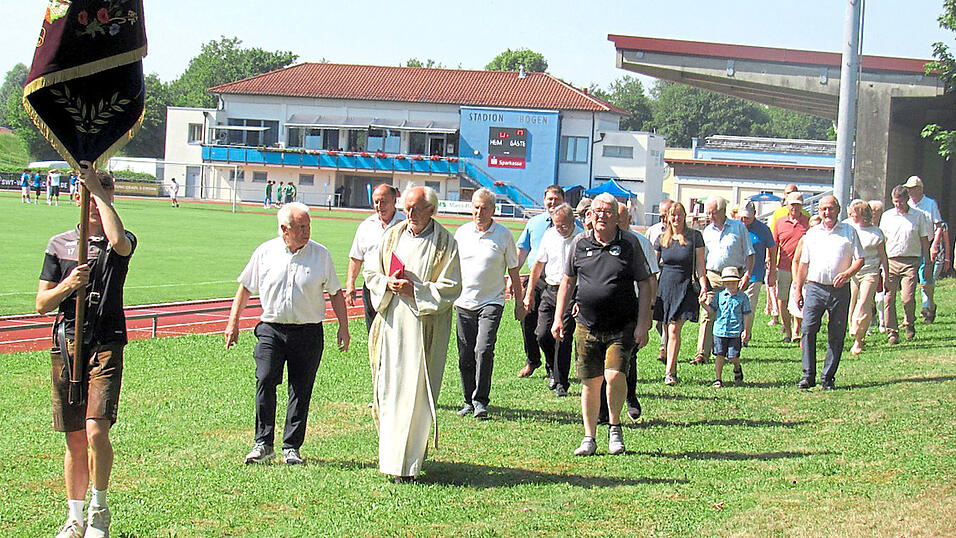 Festzug zum Gedenkstein im Stadion