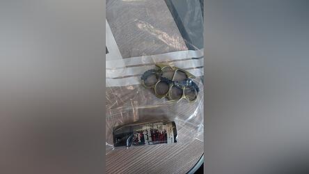 Die Polizei hat einem 19-Jährigen, der zunächst wegen Schwarzfahren aufgefallen war, einen Schlagring und ein Pfefferspray abgenommen.