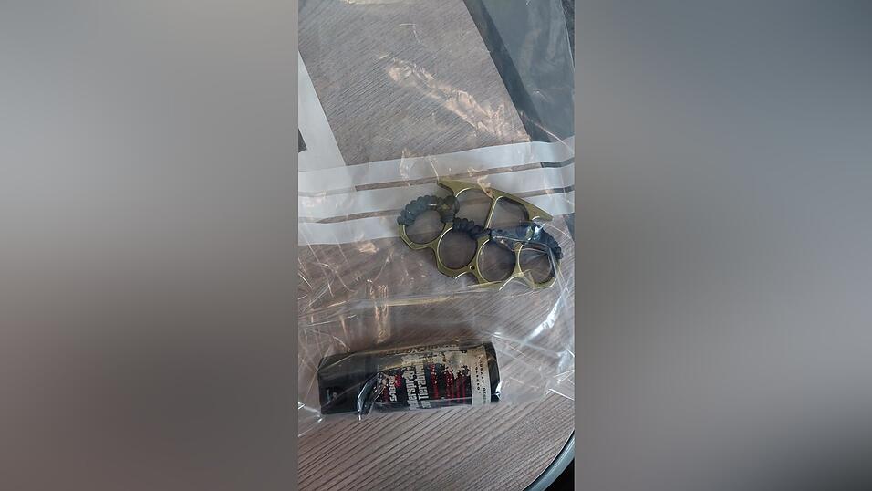 Die Polizei hat einem 19-Jährigen, der zunächst wegen Schwarzfahren aufgefallen war, einen Schlagring und ein Pfefferspray abgenommen. Die Polizei hat einem 19-Jährigen, der zunächst wegen Schwarzfahren aufgefallen war, einen Schlagring und ein Pfefferspray abgenommen.