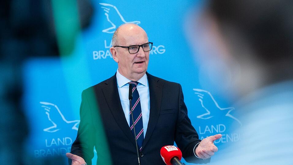 Brandenburgs Ministerpräsident Dietmar Woidke (SPD) erklärt die Koalition mit dem BSW für beendet. Brandenburgs Ministerpräsident Dietmar Woidke (SPD) erklärt die Koalition mit dem BSW für beendet.