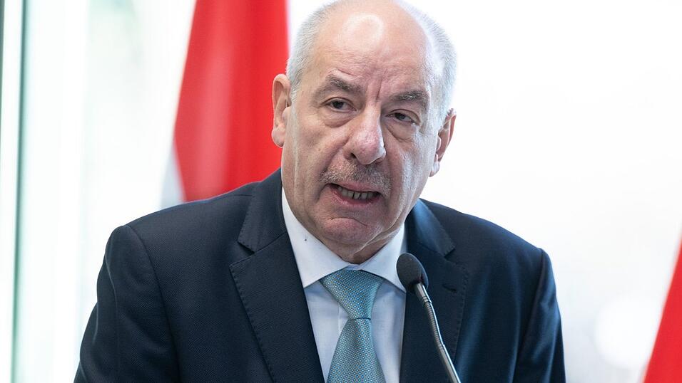Ungarns Staatspräsident Tamas Sulyok macht den Weg frei für Verfassungsänderungen, die seine Absetzung beinhalten Ungarns Staatspräsident Tamas Sulyok macht den Weg frei für Verfassungsänderungen, die seine Absetzung beinhalten