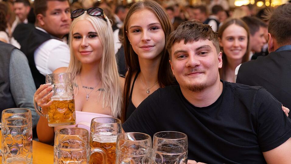 Die Partybilder vom Samstag, 8. August, aus dem Festzelt Krönner. Die Partybilder vom Samstag, 8. August, aus dem Festzelt Krönner.