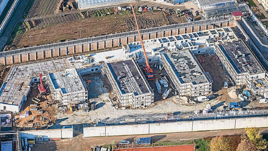 Der Neubau f&uuml;r die Sicherungsverwahrten innerhalb der JVA-Mauern besteht aus vier jeweils zweigeschossigen Wohngeb&auml;uden und einem 120 Meter langen dreigeschossigen Therapie- und Verwaltungsgeb&auml;ude. Der Zugang erfolgt vom Steinweg aus. (Foto: Peter Ruff)