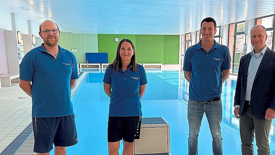 Mit Bürgermeister Thomas Etschmann (v.r.) freuen sich der Chef des Bäderteams, Michael Schrenk, die Auszubildende Michaela Duschl und der Fachangestellte für Bäderbetriebe, Marco Kaupa, auf den Saisonstart. Mit Bürgermeister Thomas Etschmann (v.r.) freuen sich der Chef des Bäderteams, Michael Schrenk, die Auszubildende Michaela Duschl und der Fachangestellte für Bäderbetriebe, Marco Kaupa, auf den Saisonstart.