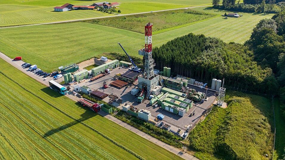 Der Bohrturm ist zwar schon l&auml;ngst wieder abgebaut - die Sorge um das Trinkwasser der Gemeinde Reichling unweit des Ammersees ist aber gro&szlig;. Auch das Wasserwirtschaftsamt Weilheim f&uuml;rchtet angesichts hoher Schadstoffwerte um die Sicherheit der &ouml;rtlichen Trinkwasserquelle unweit des Bohrplatzes. (Archivbild)