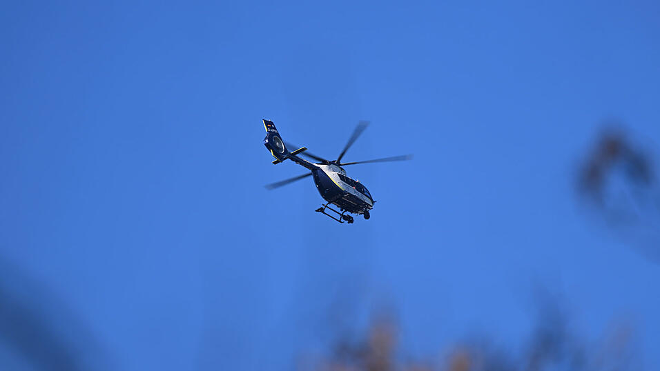 &Uuml;ber der Ortschaft Alling kreiste am Montag ein Polizeihubschrauber (Symbolfoto). Streifenbesatzungen aus dem ganzen Landkreis waren aktiv.