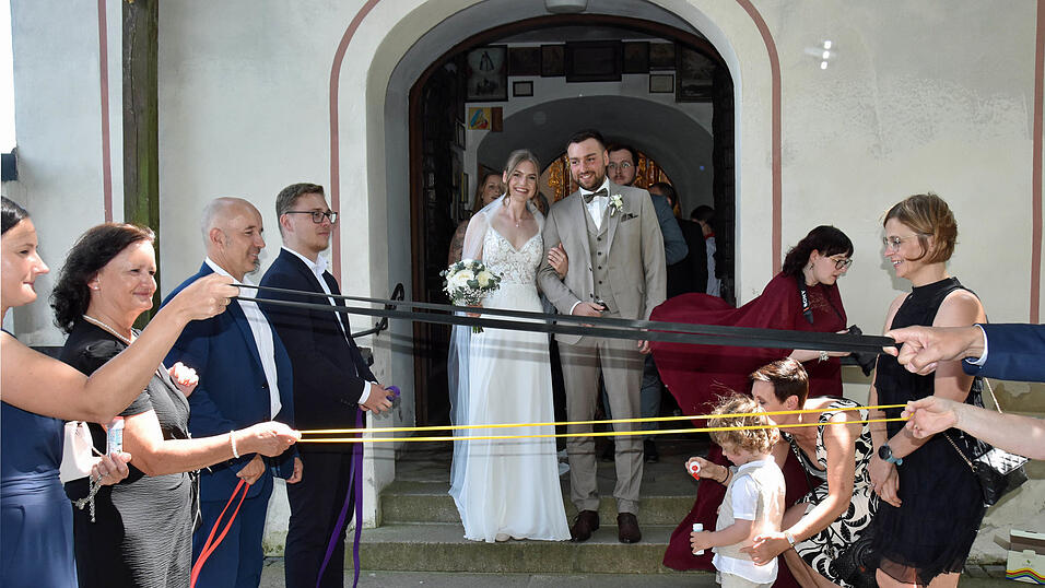 Beim Verlassen der Kirche wurden die frisch verm&auml;hlten Eheleute von den Mitarbeitern der Physiotherapie-Praxis Heike W&uuml;hr erwartet.