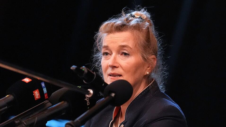Tier&auml;rztin Kirsten T&ouml;nnies spricht w&auml;hrend einer Pressekonferenz im Hamburg-Haus Eimsb&uuml;ttel zum Buckelwal Timmy.