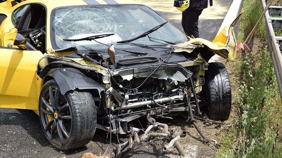 Auf der A93 bei Aiglsbach ist am Freitagmittag ein Ferrari in eine Leitplanke gekracht.