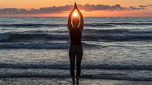 Beim Yoga verbrennen Sie etwa 300 bis 350 Kalorien pro Stunde. Beim Yoga verbrennen Sie etwa 300 bis 350 Kalorien pro Stunde.