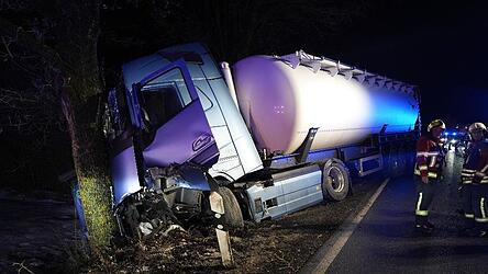 Der Lastwagen prallte gegen einen Baum.&nbsp;