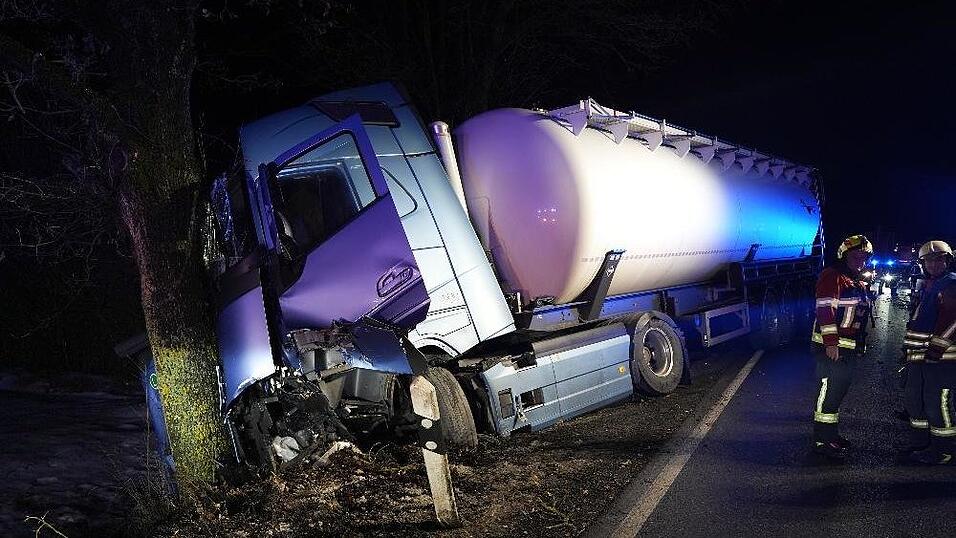 Der Lastwagen prallte gegen einen Baum. Der Lastwagen prallte gegen einen Baum.