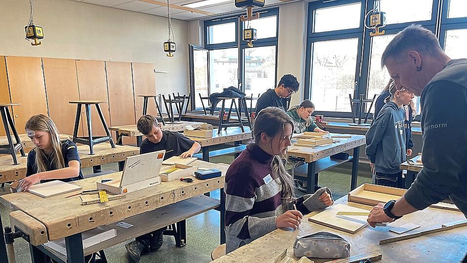 Einen Vormittag lang konnten die Sch&uuml;ler das Schreinern ausprobieren. Hier entstehen gerade Tablet-Halterungen.