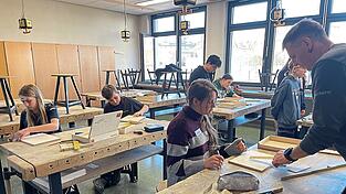 Einen Vormittag lang konnten die Sch&uuml;ler das Schreinern ausprobieren. Hier entstehen gerade Tablet-Halterungen.
