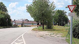 Bis der Bahnübergang an der Scheiblerstraße von der Bahn fertiggestellt wird, gilt nun für Autofahrer Tempo 30. Bis der Bahnübergang an der Scheiblerstraße von der Bahn fertiggestellt wird, gilt nun für Autofahrer Tempo 30.