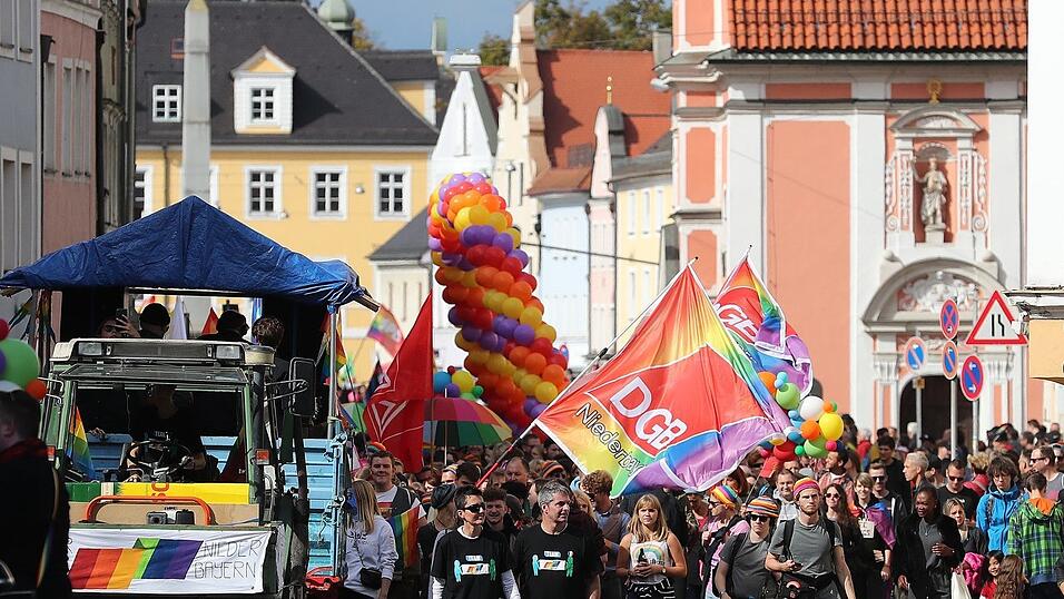 Knapp 2.000 Teilnehmer feierten am Samstag in Landhut den ersten Christopher-Street-Day Niederbayerns.