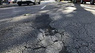 Wegen vieler Schlaglöcher und Risse in der Asphaltschicht, muss die Landshuter Straße im Bereich zwischen Industriestraße und Rückertstraße saniert werden. Wegen vieler Schlaglöcher und Risse in der Asphaltschicht, muss die Landshuter Straße im Bereich zwischen Industriestraße und Rückertstraße saniert werden.