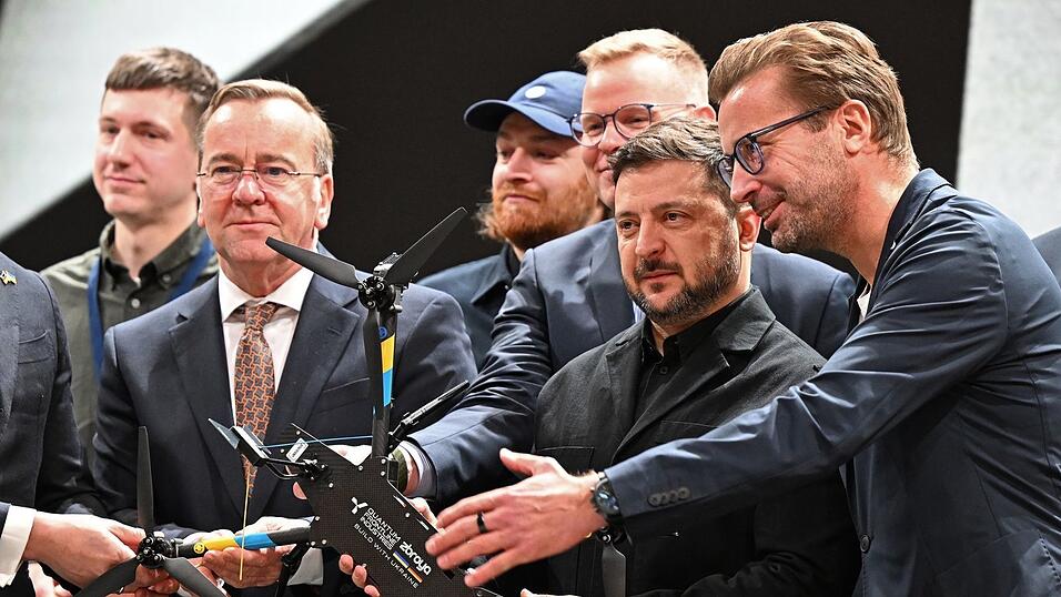 Deutsch-ukrainische Drohnenproduktion f&uuml;r den Krieg gegen Russland startet: Der ukrainische Pr&auml;sident Wolodymyr Selenskyj nimmt im Beisein von Verteidigungsminister Boris Pistorius die erste Drohne des Unternehmens QFI entgegen.