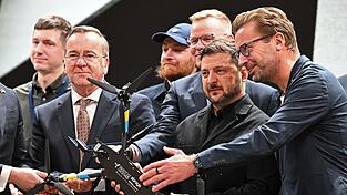 Deutsch-ukrainische Drohnenproduktion f&uuml;r den Krieg gegen Russland startet: Der ukrainische Pr&auml;sident Wolodymyr Selenskyj nimmt im Beisein von Verteidigungsminister Boris Pistorius die erste Drohne des Unternehmens QFI entgegen.