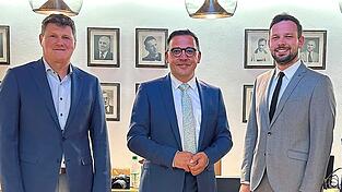 K&uuml;nftig werden Martin St&ouml;mmer als zweiter B&uuml;rgermeister (l.) und David Jonczyk (r.) als dritter B&uuml;rgermeister Rathauschef Christoph Brunner unterst&uuml;tzen und vertreten.