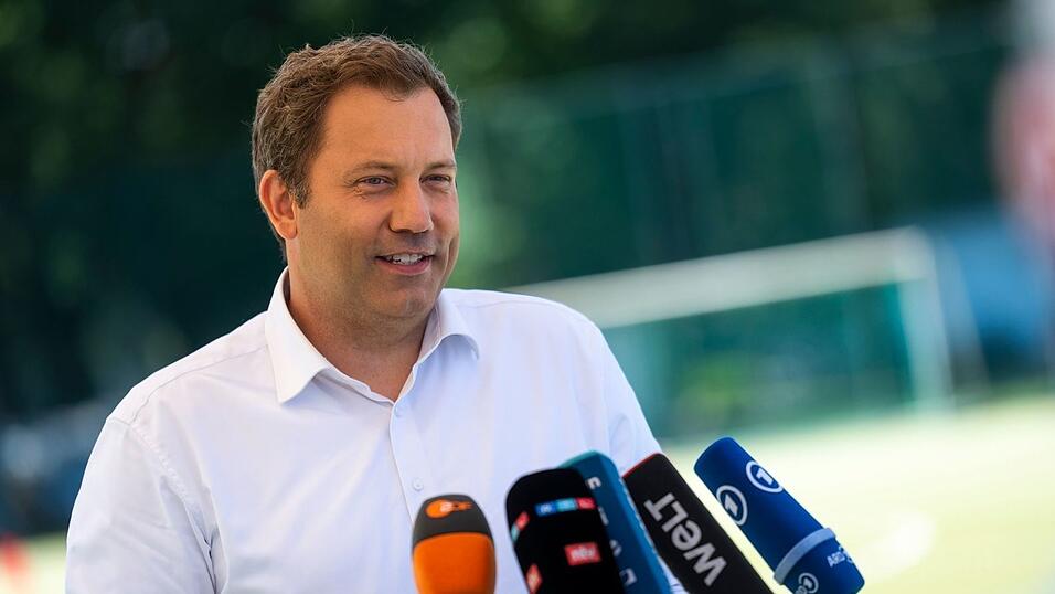 Klingbeil muss für seinen Steuerentwurf viel Kritik einstecken. (Archivbild) Klingbeil muss für seinen Steuerentwurf viel Kritik einstecken. (Archivbild)