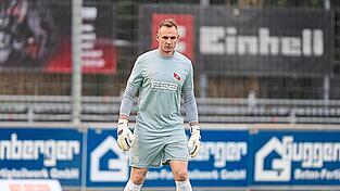 Würdiger Vertreter: Hankofens Torwarttrainer Adrian Serowiec hielt in den vergangenen beiden Partien seinen Kasten sauber und steht auch für die Partie in Schwabmünchen parat, sollte es für die etatmäßige Nummer eins Sebastian Maier noch nicht reichen. Würdiger Vertreter: Hankofens Torwarttrainer Adrian Serowiec hielt in den vergangenen beiden Partien seinen Kasten sauber und steht auch für die Partie in Schwabmünchen parat, sollte es für die etatmäßige Nummer eins Sebastian Maier noch nicht reichen.