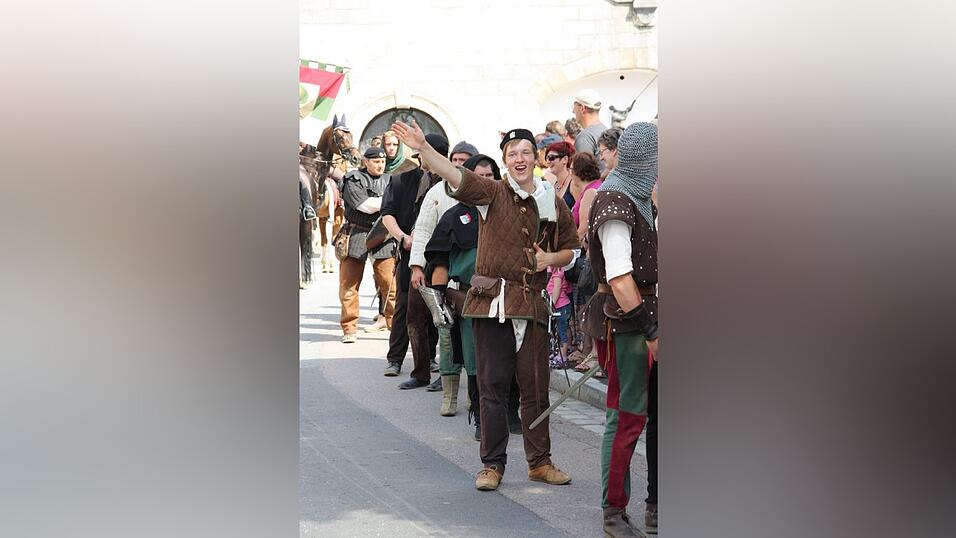 Die schönsten Augenblicke des historischen Drachenstich-Festzuges 2016. Die schönsten Augenblicke des historischen Drachenstich-Festzuges 2016.