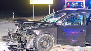 Die beiden Autos krachten mitten auf einer Kreuzung ineinander. Die beiden Autos krachten mitten auf einer Kreuzung ineinander.