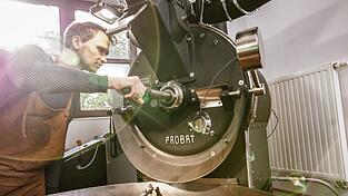 Matthias Wutz betreibt in Bad Kötzting die Kaffeerösterei 'Gscheid Haferl'. Dort werden die importierten Kaffeebohnen geröstet, ehe sie verpackt und verkauft werden.