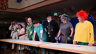 Die OB-Kandidaten durften ihre Geschicklichkeit auf der B&uuml;hne beweisen (von links): Norbert Hoffmann, Gabriella Lando, Patricia Steinberger, Christoph Rabl, Thomas Haslinger, J&uuml;rgen Wachter, Petra Strasser und Olaf Minet.