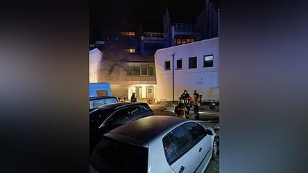 Am Montagabend quillt dichter Rauch aus der Einfahrt der Tiefgarage eines Wohnblocks in der Luitpoldstra&szlig;e.