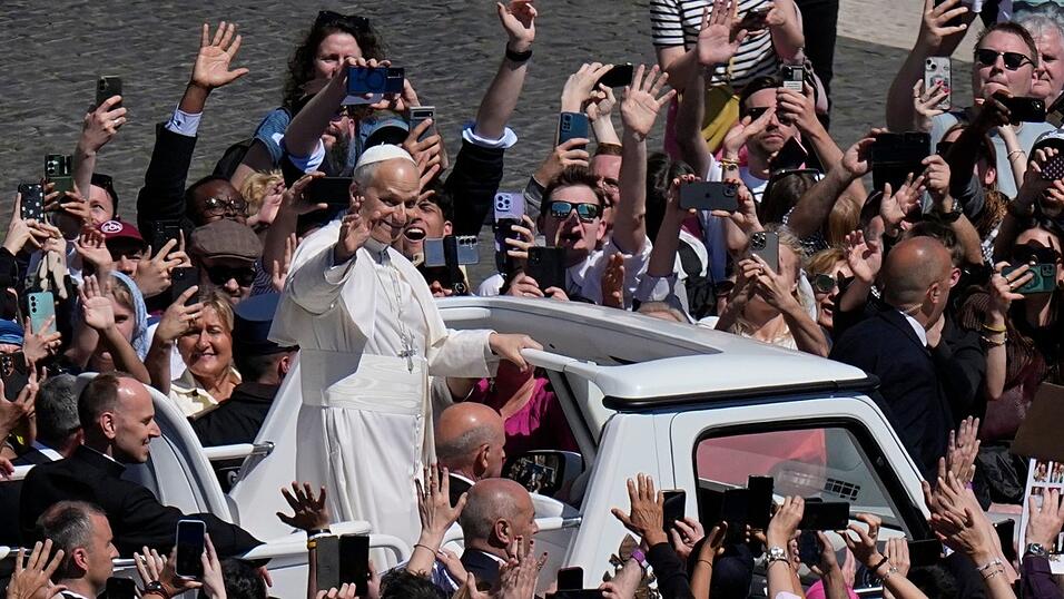 Nach dem Segen lie&szlig; sich der Papst &uuml;ber den Petersplatz fahren.