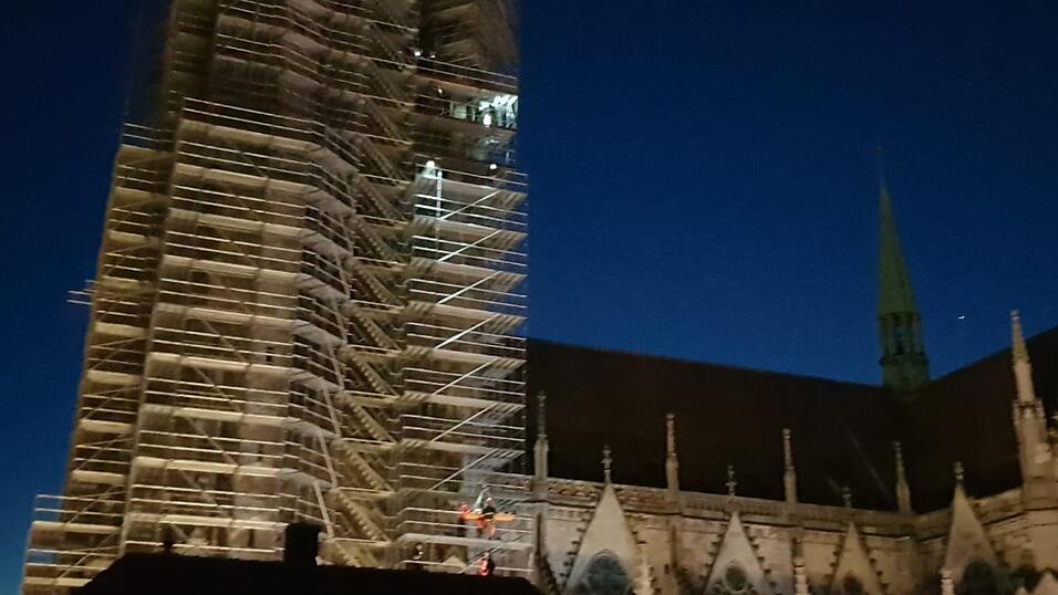 Der 'Kletterausflug' des 28-J&auml;hrigen hatte einen gr&ouml;&szlig;eren Feuerwehreinsatz zur Folge.