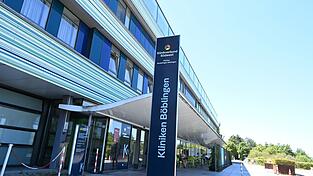 Einem Polizeisprecher zufolge war das Frühgeborene mit einem Gewicht von unter einem Kilogramm in der Klinik auf die Welt gekommen und dann verstorben. Einem Polizeisprecher zufolge war das Frühgeborene mit einem Gewicht von unter einem Kilogramm in der Klinik auf die Welt gekommen und dann verstorben.