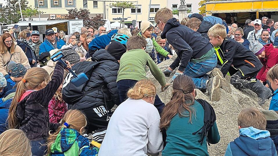 Überfallsartig machten sich die kleinen Schatzsucher über den Sandhaufen her.