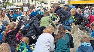 Überfallsartig machten sich die kleinen Schatzsucher über den Sandhaufen her.