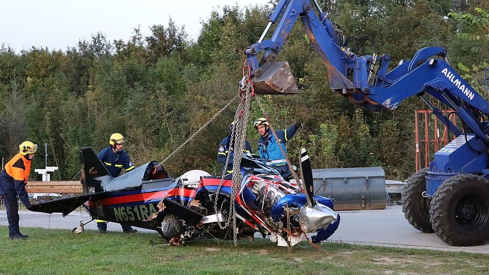 Das Wrack des bei Moosburg an der Isar abgestürzten Flugzeugs. Für die beiden Insassen kam leider jede Hilfe zu spät.