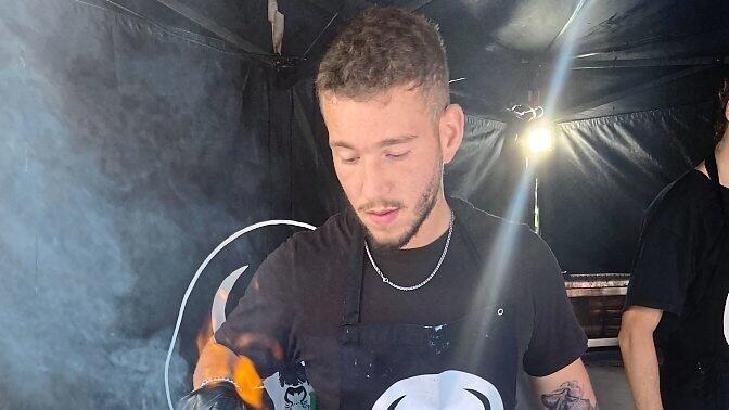 Robin Berger am Grill bei der Zubereitung der Büffelburger Robin Berger am Grill bei der Zubereitung der Büffelburger