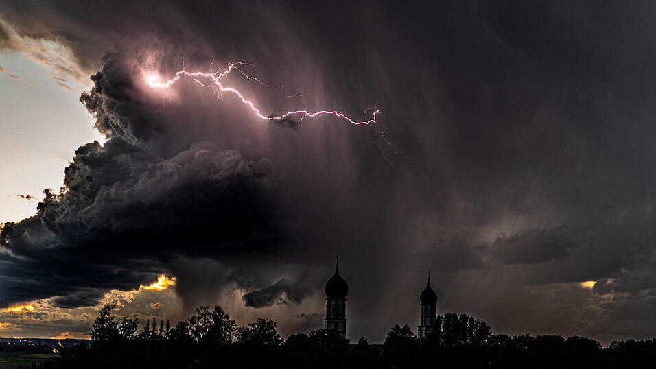 Dieses spektakul&auml;re Bild eines Blitzes &uuml;ber den Haindlinger Kircht&uuml;rmen gelang G&uuml;nther Preisinger.