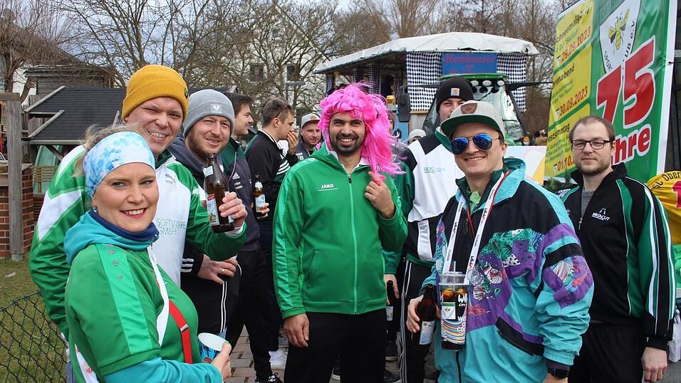 Viele Faschings-Fans haben sich am Samstag den Umzug in Langenbach angesehen. Viele Faschings-Fans haben sich am Samstag den Umzug in Langenbach angesehen.