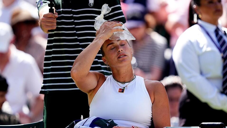 Aryna Sabalenka sucht Kühlung auf dem Centre Court.
