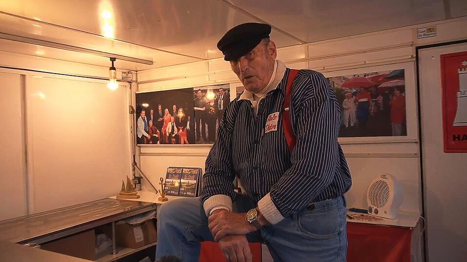 Aale-Dieter, der mit bürgerlichen Namen Dieter Bruhn heißt, steht in seinem Verkaufswagen (Archivbild). Aale-Dieter, der mit bürgerlichen Namen Dieter Bruhn heißt, steht in seinem Verkaufswagen (Archivbild).