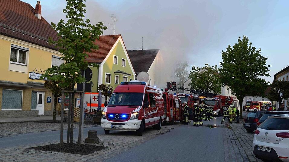 Feuerwehreinsatz am Freitagabend am Marktplatz in Wallersdorf.