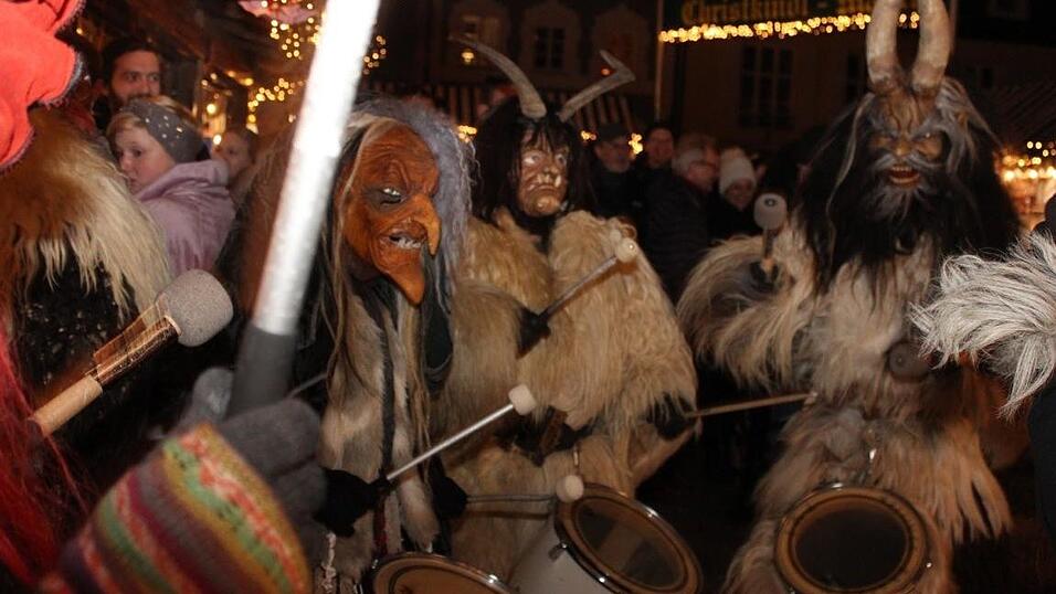 Die Perchtengruppe 'Frisinger Fratz'n' trat am Mittwochabend auf dem Landshuter Christkindlmarkt auf. Die Perchtengruppe 'Frisinger Fratz'n' trat am Mittwochabend auf dem Landshuter Christkindlmarkt auf.