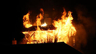 In Gars am Inn geriet beim Bahnhof ein S&auml;gewerk in Vollbrand.